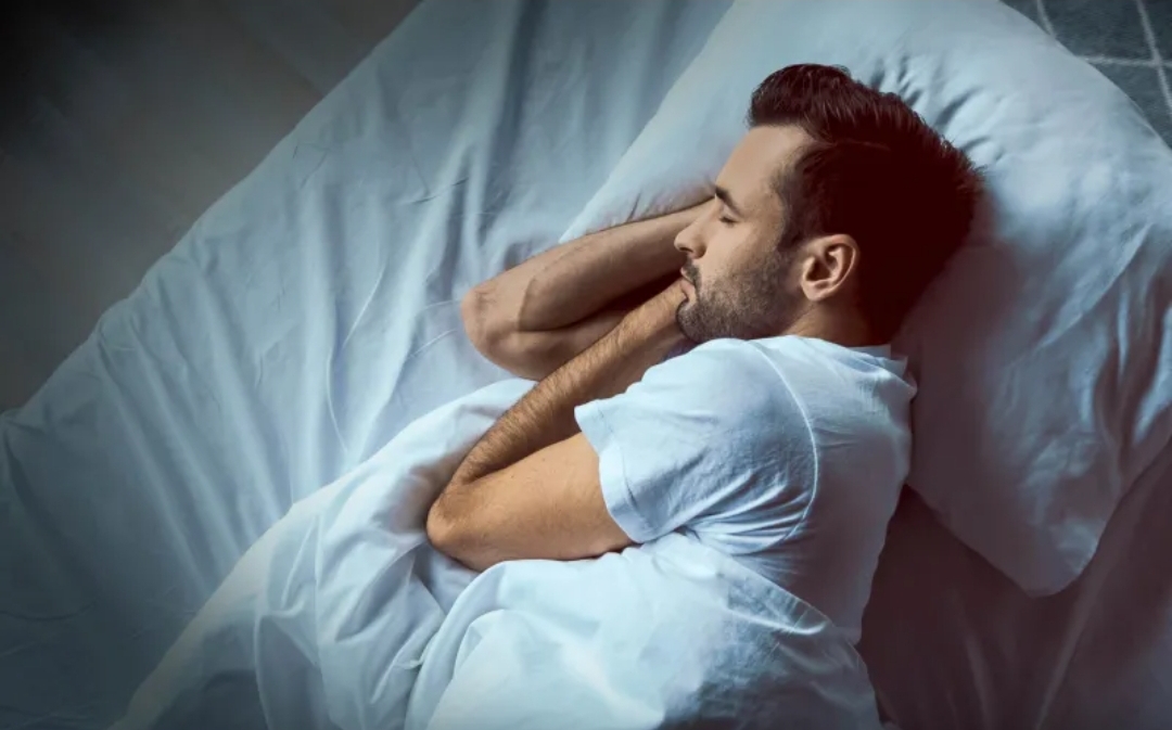 دور النوم الكافي في تقوية المناعة عند الرجال: أعمق مما تتخيل (الرجل)