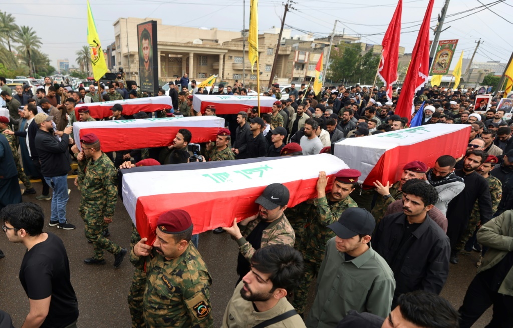 عناصر من هيئة الحشد الشعبي يشيّعون قائد عمليات الأنبار سعد دواي في بغداد في 24 آذار/مارس 2026 (ا ف ب)