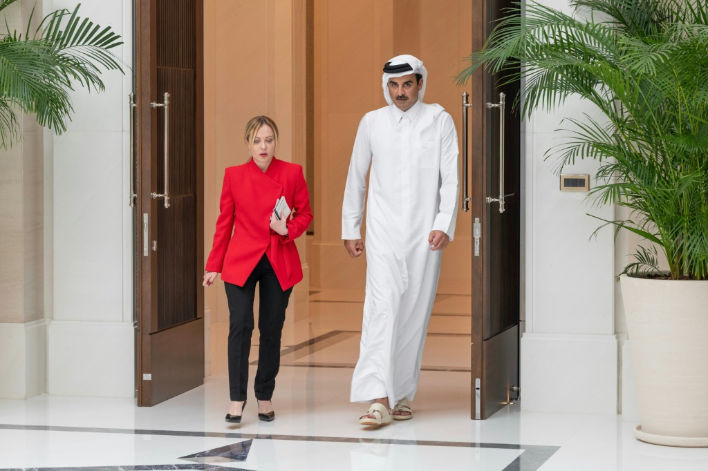 صورة التقطها ونشرها الديوان الأميري القطري تظهر أمير قطر الشيخ تميم بن حمد آل ثاني أثناء استقباله رئيسة وزراء إيطاليا جورجيا ميلوني في قصر لوسيل في الدوحة في الرابع من نيسان/أبريل 2026 (ا ف ب)