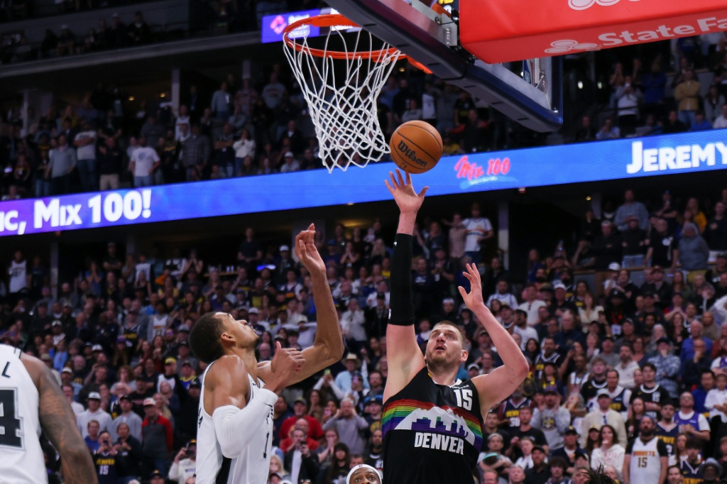 الصربي نيكولا يوكيتش (يمين) من دنفر ناغتس يسجل في سلة الفرنسي فيكتور ويمبانياما من سان أنتونيو سبيرز خلال الوقت الإضافي على ملعب بول أرينا في 4 نيسان/أبريل 2026 في دنفر، كولورادو. (ا ف ب)