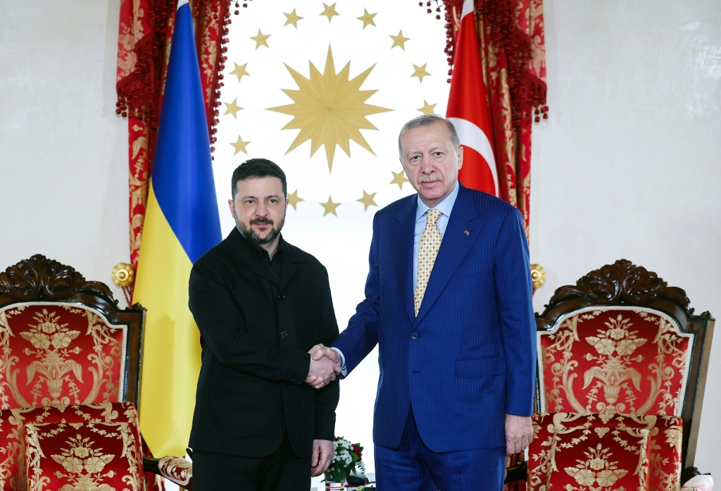 الرئيس التركي رجب طيب اردوغان مصافحا نظيره الاوكراني فولوديمير زيلينسكي خلال استقباله في اسطنبول في الرابع من نيسان/ابريل 2026 (ا ف ب)
