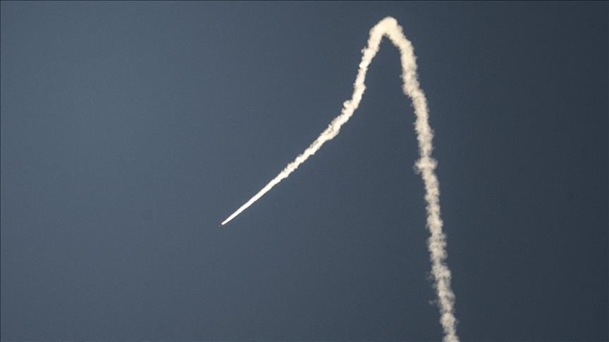 ذا الهجوم الثاني من نوعه اليوم الذي يستهدف منشآت بتروكيماويات في المنطقة، حيث أعلنت السلطات الإماراتية، الأحد، تعليق العمل في مصنع بتروكيماويات في العاصمة أبو ظبي، إثر حرائق اندلعت به جراء سقوط شظايا إثر اعتراض جوي (الاناضول)