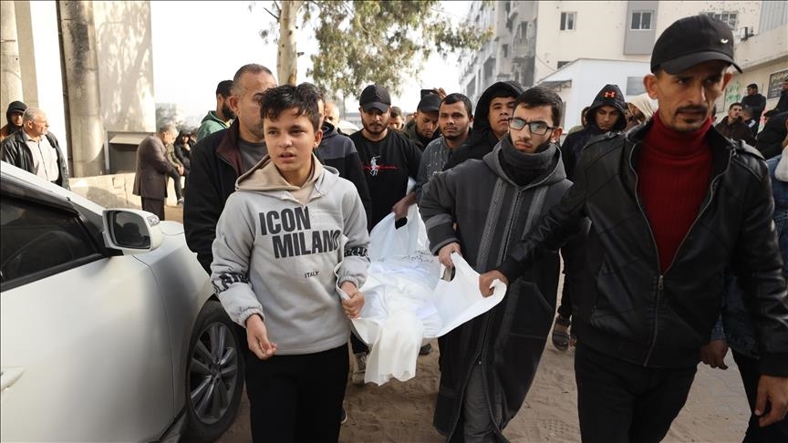 بي ن الفينة والأخرى، تعلن الوزارة عن انتشال جثامين فلسطينيين قُتلوا خلال أشهر الإبادة الإسرائيلية، ويتم العثور عليهم في مقابر عشوائية أو تحت أنقاض المنازل المدمرة أو في مناطق يصعب عادة الوصول إليها بسبب وجود جيش الاحتلال الإسرائيلي (الاناضول)
