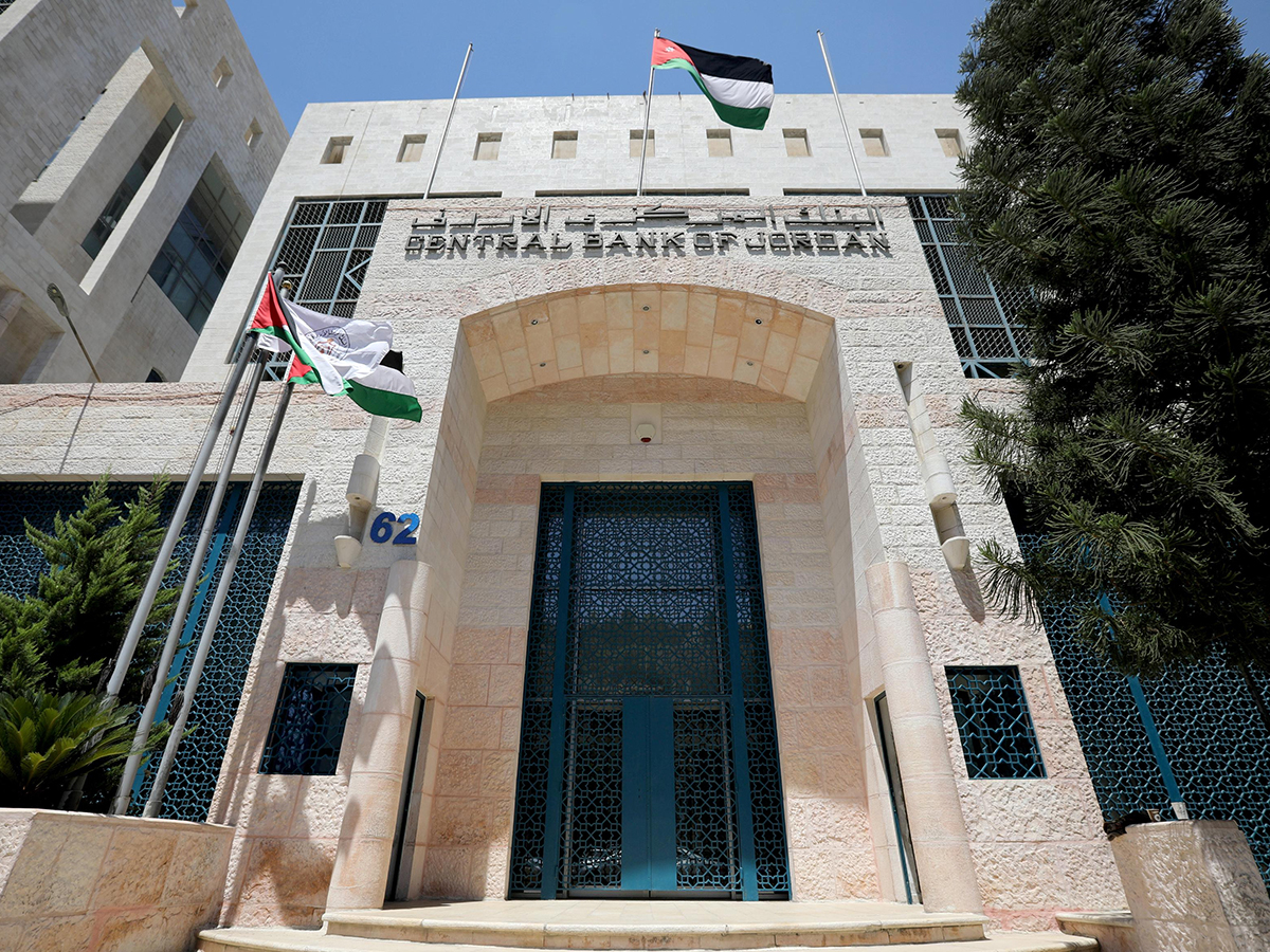 أوضح البنك في بيان له، الاحد، أن هذه الإجراءات تستهدف دعم قطاع السياحة، وتعزيز الأمن الغذائي، وتقوية مستويات السيولة في الجهاز المصرفي، بما يضمن استقرار الأوضاع النقدية والمالية في المملكة (قنا)