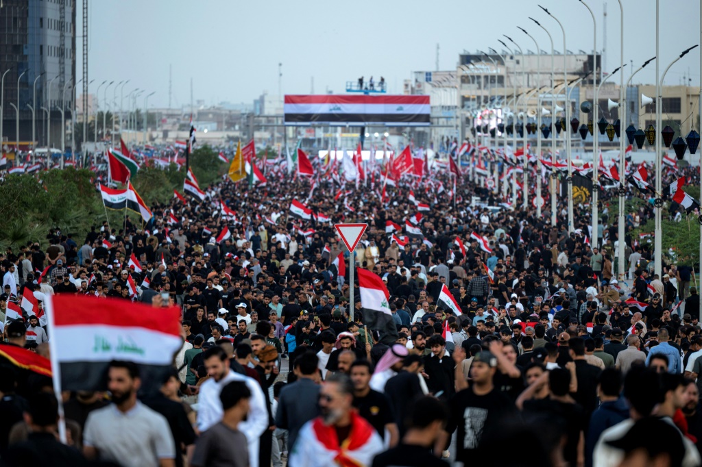آلاف المتظاهرين يحتجون تلبية لدعوة الزعيم الشيعي مقتدى الصدر للاحتجاج على الحرب في الشرق الأوسط، في الرابع من نيسان/أبريل 2026 في البصرة بجنوب العراق (ا ف ب)