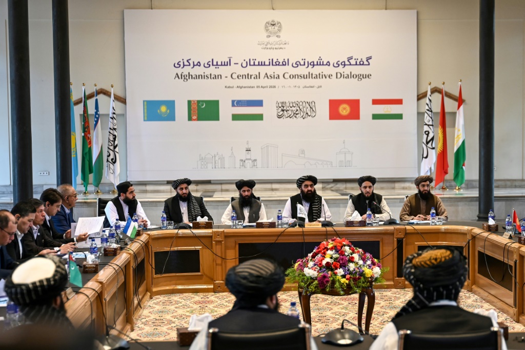 وزير الخارجية الأفغاني أمير خان متقي (في الوسط، في الخلف)، إلى جانب ممثلين عن دول آسيا الوسطى، يشارك في الحوار التشاوري بين أفغانستان وآسيا الوسطى في وزارة الخارجية في كابول في 5 نيسان/أبريل 2026( ا ف ب)