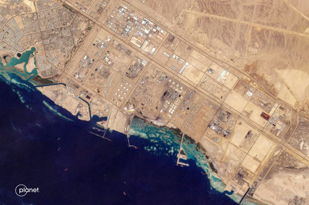 صورة فضائية التقطتها شركة 2026 Planet Labs PBC تظهر البنية التحتية النفطية في ميناء ينبع في غرب المملكة العربية السعودية على البحر الأحمر في 4 آذار/مارس 2026( ا ف ب)