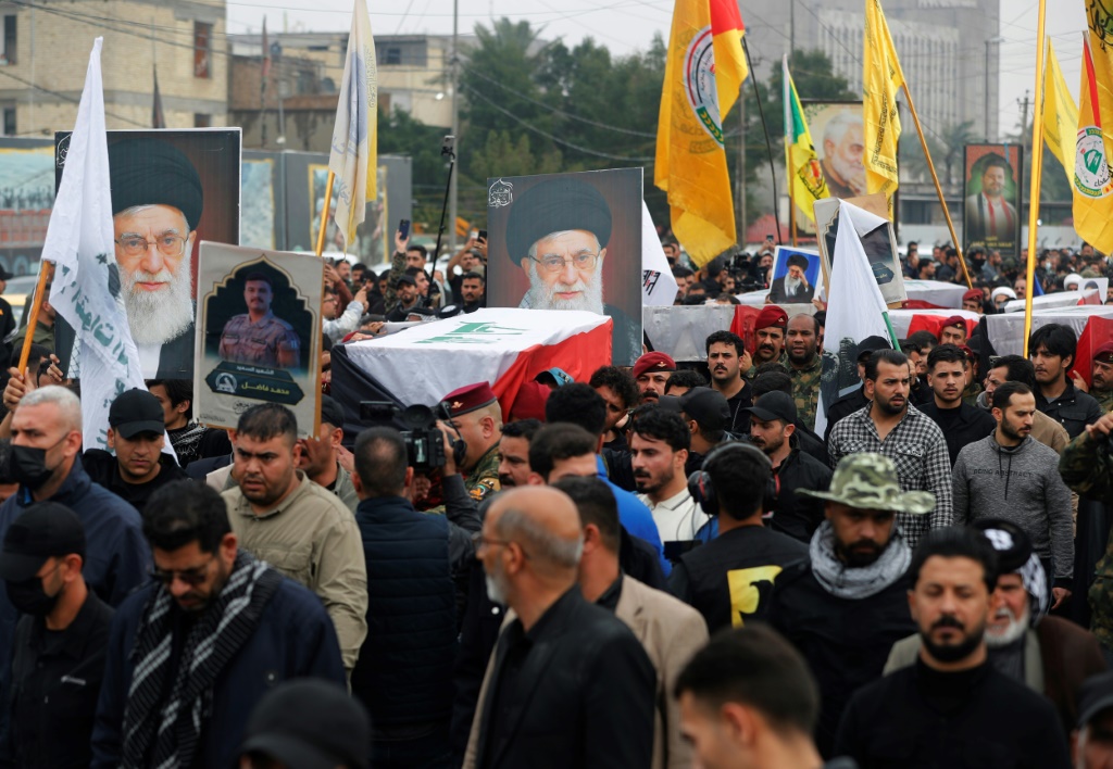 عناصر من هيئة الحشد الشعبي يشيّعون قائد عمليات الأنبار سعد دواي في بغداد في 24 آذار/مارس 2026 (ا ف ب)