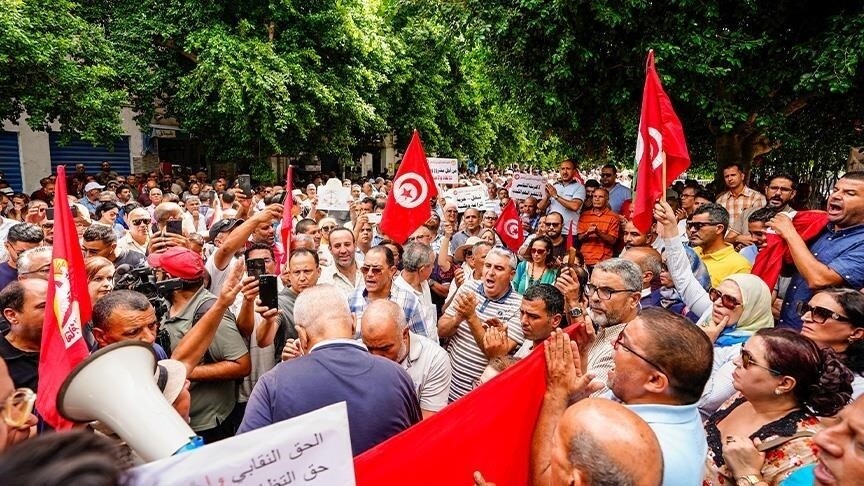 تونس.. آلاف المعلمين يضربون يومًا احتجاجًا على تأخر زيادة الأجور (الأناضول)