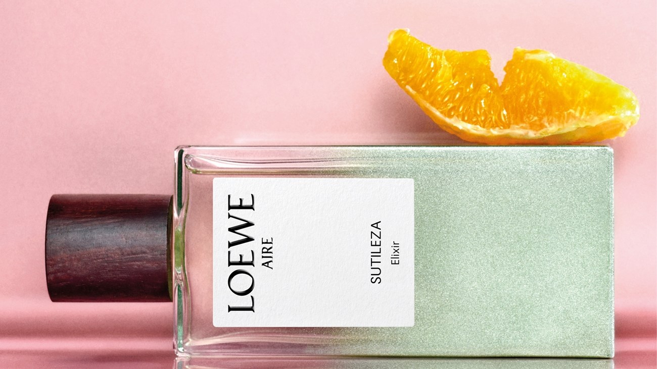 (Loewe) تطلق سادس إصداراتها من عطور (Elixirs).. بعنوان (Aire Sutileza) (زهرة الخليج)
