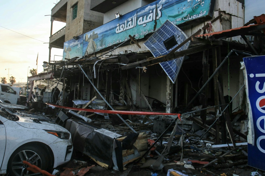 مقهى دمرته غارة اسرائيلية في مدينة صيدا بجنوب لبنان في الثامن من نيسان/ابريل 2026 (ا ف ب)