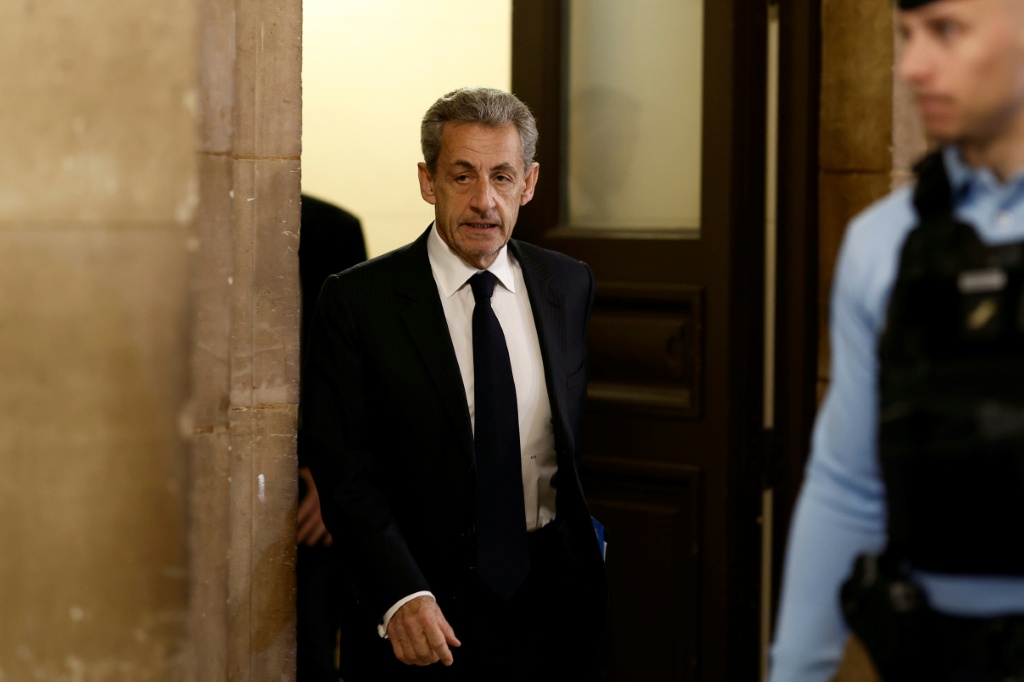 الرئيس الفرنسي السابق نيكولا ساركوزي لدى وصوله إلى قصر العدل في باريس في 7 نيسان/أبريل 2026 (ا ف ب)