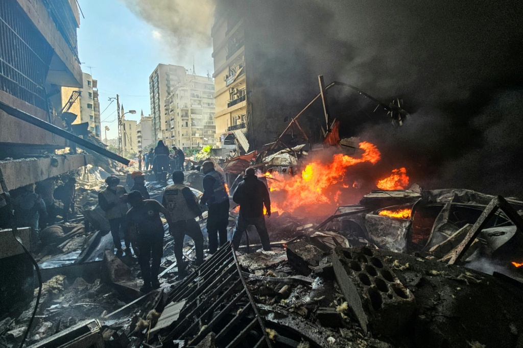عناصر إنقاذ وسط الأنقاض في موقع غارة جوية إسرائيلية في حي كورنيش المزرعة ببيروت في في الثامن من نيسان/أبريل 2026 ( ف ب)