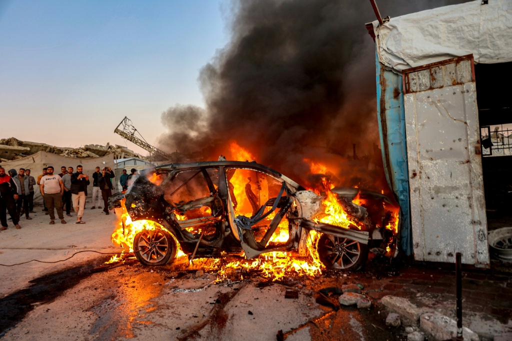 اندلاع النيران في سيارة الصحافي الفلسطيني محمد وشاح بعد استهدافها بضربة إٍسرائيلية في غزة في الثامن من نيسان/أبريل 2026 (ا ف ب)