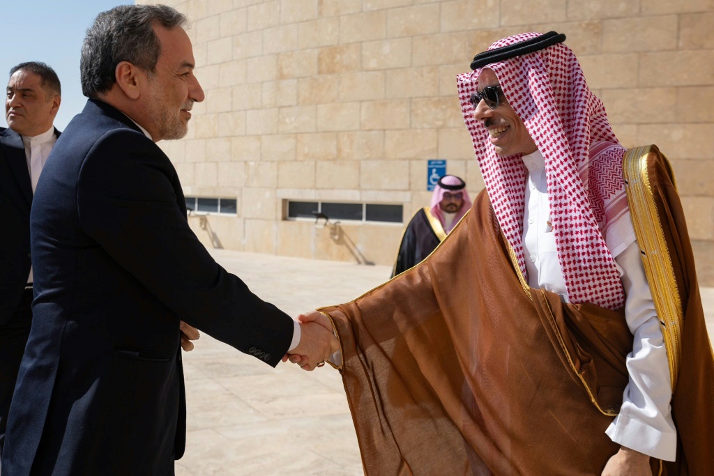 صورة وزعتها وزارة الخارجية السعودية تُظهر وزير الخارجية السعودية الأمير فيصل بن فرحان يصافح نظيره الإيراني عباس عراقجي في الرياض في 9 تشرين الأول/أكتوبر 2024 (ا ف ب)