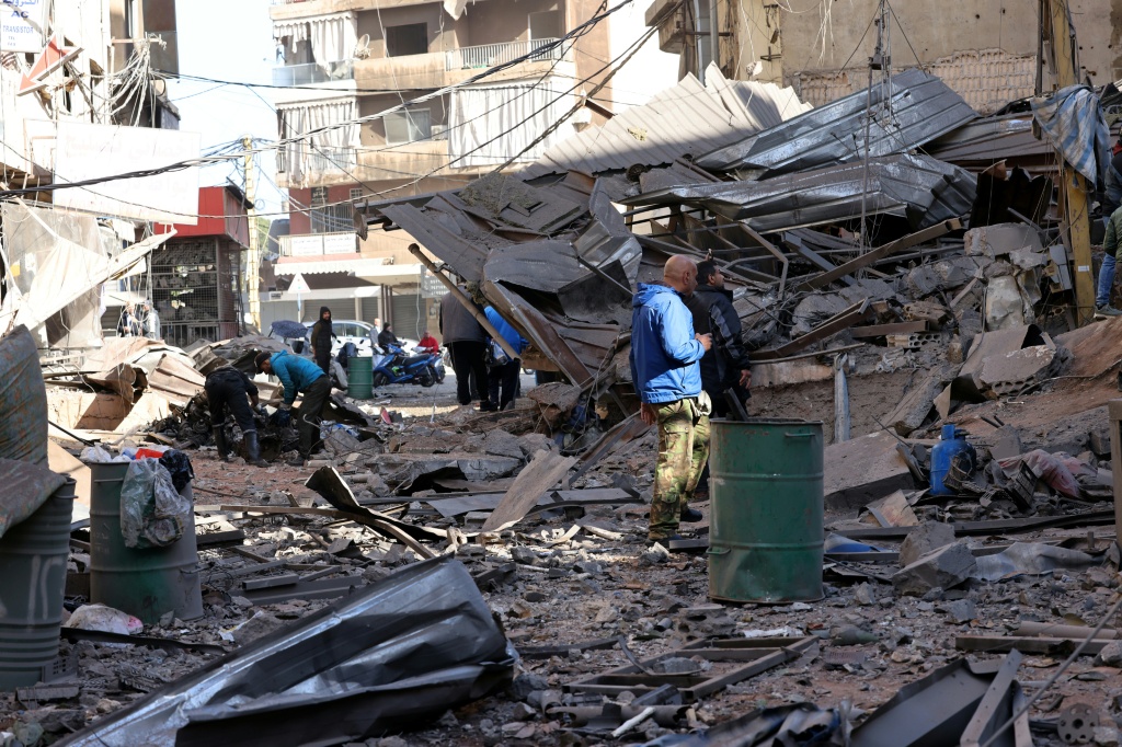 سكان يبحثون بين الأنقاض إثر غارة جوية إسرائيلية على مبنى في منطقة الشيح في الضاحية الجنوبية لبيروت في الثامن من نيسان/أبريل 2026 (ا ف ب)