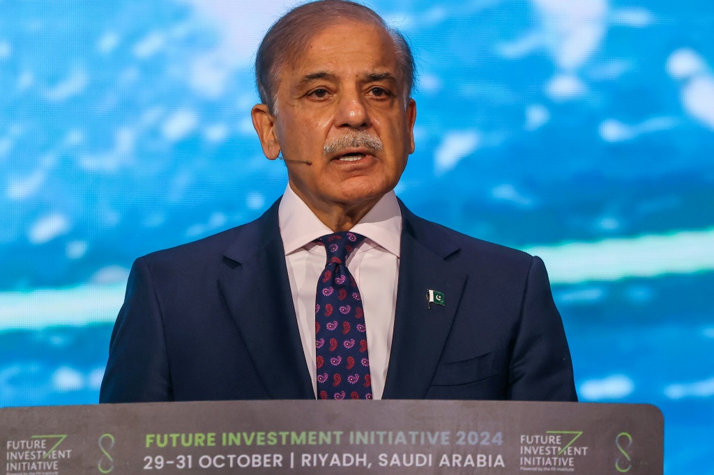 بدأ التحول الجذري في النظرة إلى باكستان فور إعادة انتخاب ترمب؛ حيث انخرط المسؤولون الباكستانيون -بقيادة قائد الجيش المشير عاصم منير&ndash; في ما أسماه كوغلمان "تكتيكات دبلوماسية غير تقليدية" (ا ف ب)