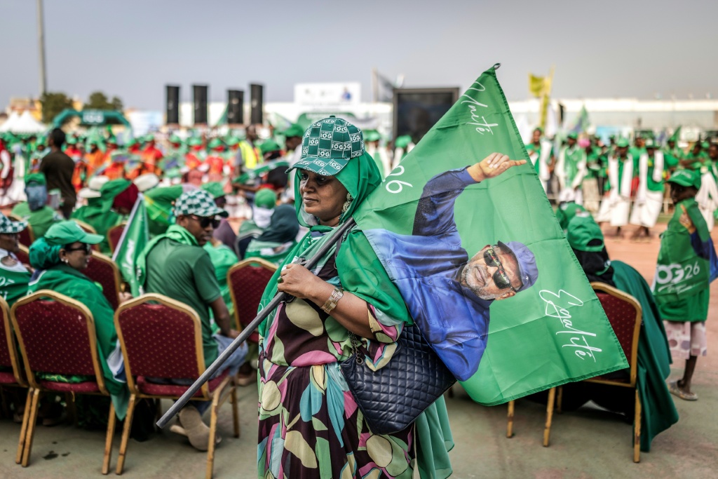 إحدى مناصري الرئيس إسماعيل عمر جيله في جيبوتي في 8 نيسان/أبريل 2026( ا ف ب)