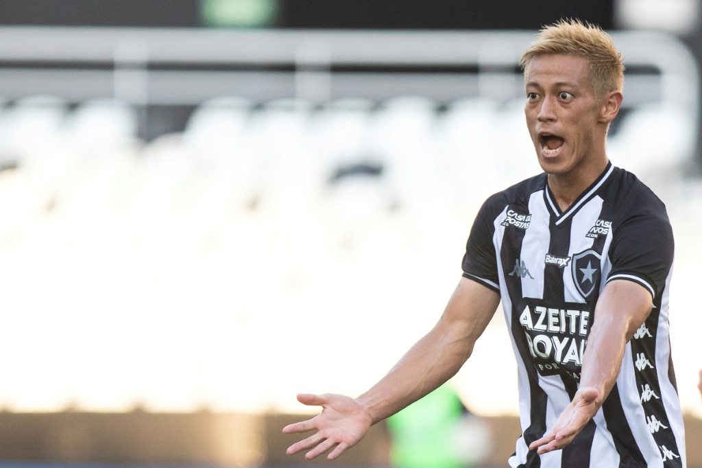 لاعب وسط بوتافوغو البرازيلي، الياباني كيسوكي هوندا خلال مباراة في بطولة كاريوكا لكرة القدم ضد بانغو على ملعب نيلتون سانتوس، في ريو دي جانيرو بالبرازيل، في 15 آذار/مارس 2020.(ا ف ب)
