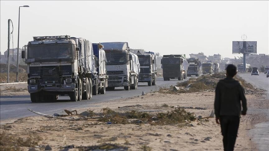 البرتوكول الإنساني لاتفاق وقف إطلاق النار في غزة الموقع في أكتوبر/ تشرين الأول الماضي، ينص على دخول 600 شاحنة مساعدات يوميا إلى القطاع من بينها 50 شاحنة وقود، لكن نسبة التزام إسرائيل فيه لا تتجاوز 38 بالمائة.(الاناضول)