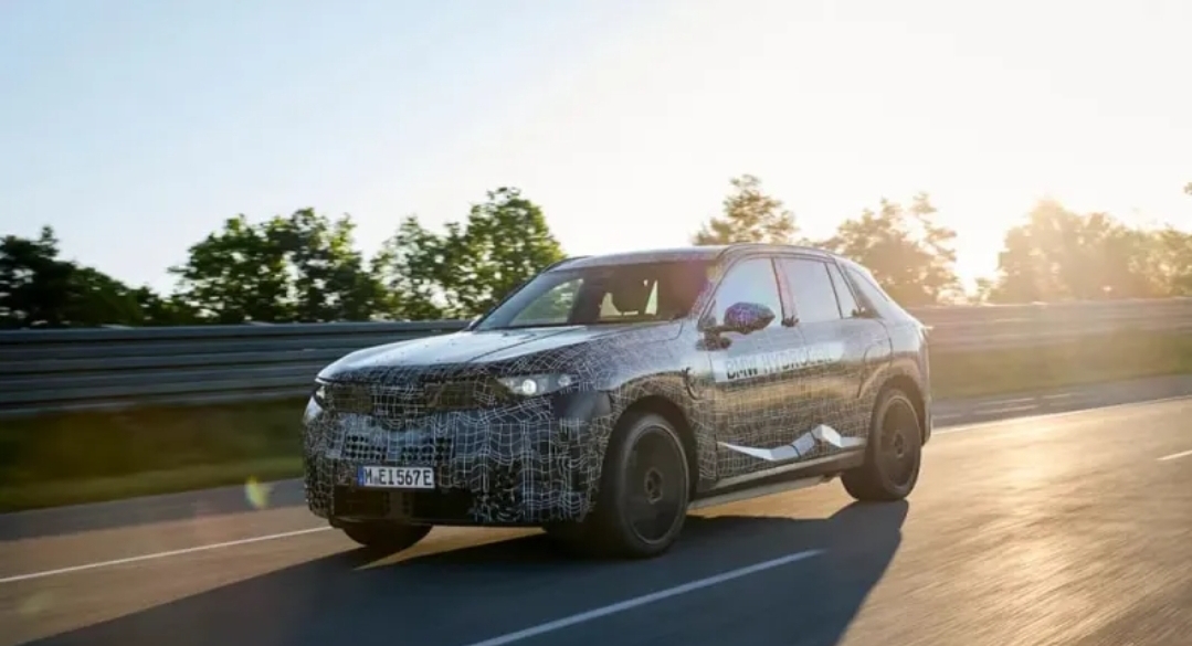 BMW تكشف عن نظام خزانات هيدروجين مبتكر في iX5 Hydrogen لمدى قيادة استثنائي (الرجل)