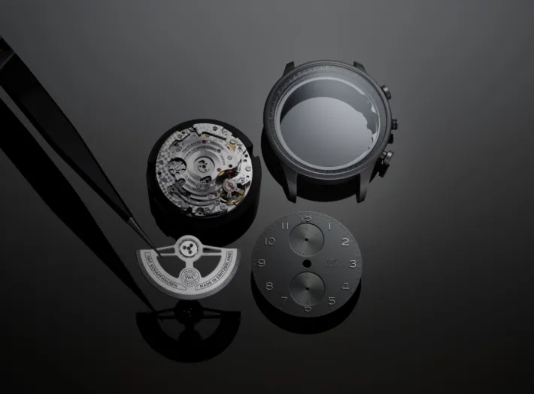 IWC Schaffhausen تتّشح بالأسود في ساعة Portugieser Chronograph Ceratanium (الرجل)