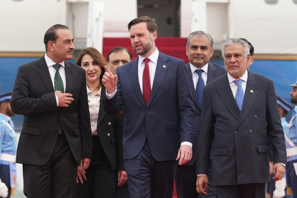 نائب الرئيس الأميركي جاي دي فانس متوسطا قائد الجيش الباكستاني المارشال عاصم منير (إى اليسار) ونائب رئيس الوزراء وزير الخارجية الباكستاني محمد إسحاق دار لدى وصوله إلى إسلام أباد في 11 نيسان/أبريل 2026 لإجراء مفاوضات مع المسؤولين الإيرانيين (ا ف ب)