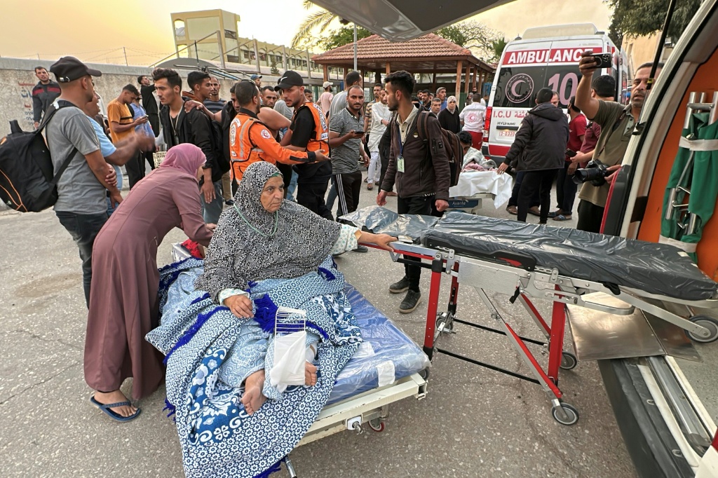 قالت الوزارة في بيان، إن أحد المولدات الرئيسية في مستشفى ناصر أحد أكبر المرافق الطبية في القطاع توقف عن العمل، فيما بدأت الفرق الفنية في الاعتماد على تشغيل المولدات الأقل قدرة لتزويد الأقسام الحيوية بالكهرباء ضمن ساعات عمل معينة (ا ف ب)