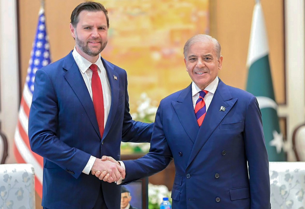 جيه دي فانس يلوح بيده لدى صعوده على متن طائرة "إير فورس تو" عقب اجتماع مع ممثلين عن باكستان وإيران في إسلام آباد (أ ف ب)