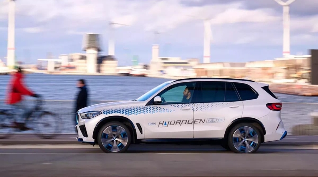 BMW تكشف عن نظام خزانات هيدروجين مبتكر في iX5 Hydrogen لمدى قيادة استثنائي (الرجل)