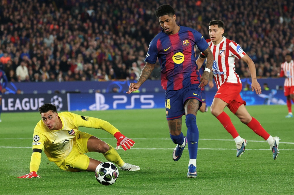 الانكليزي ماركوس راشفورد مهاجم برشلونة يحاول تجاوز الأرجنتيني خوان موسو حارس مرمى أتلتيكو مدريد على ملعب كامب نو في برشلونة في 8 نيسان/أبريل 2026( ا ف ب)