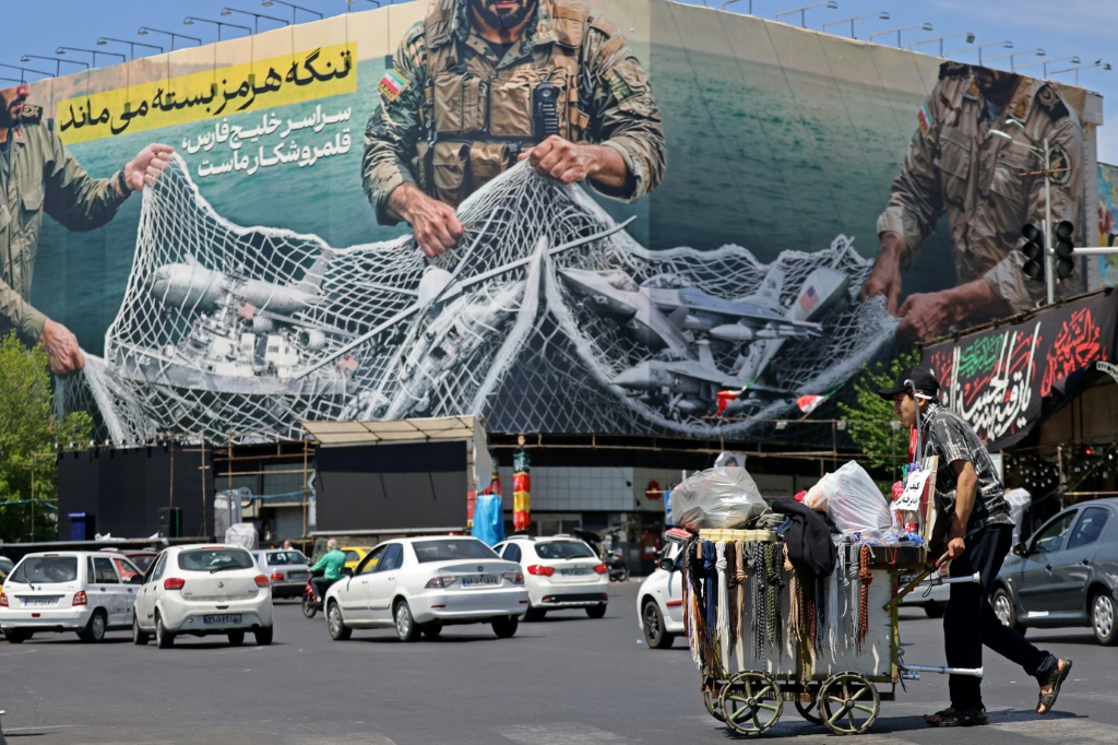 لوحة إعلانية في طهران كُتب عليها 