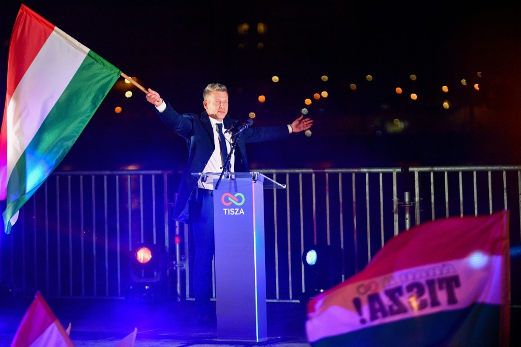 زعيم حزب "تيسا" المجري بيتر ماديار يحيي أنصاره في 12 نيسان/أبريل 2026 في بودابست بعد فوزه في الانتخابات البرلمانية المجرية (ا ف ب)