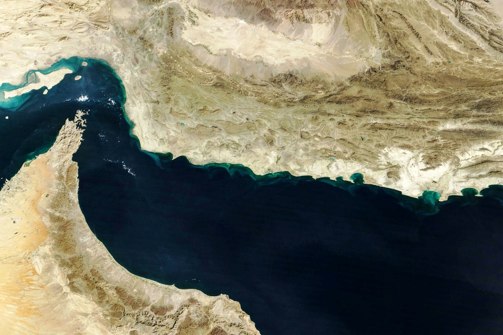 يلفت المحلل لوزادا إلى أن إعادة فتح مضيق هرمز، التي تحولت لاحقا إلى عنوان ملحّ في الخطاب الأمريكي، لم تكن أصلا الهدف الذي شُنّت الحرب من أجله (ا ف ب)