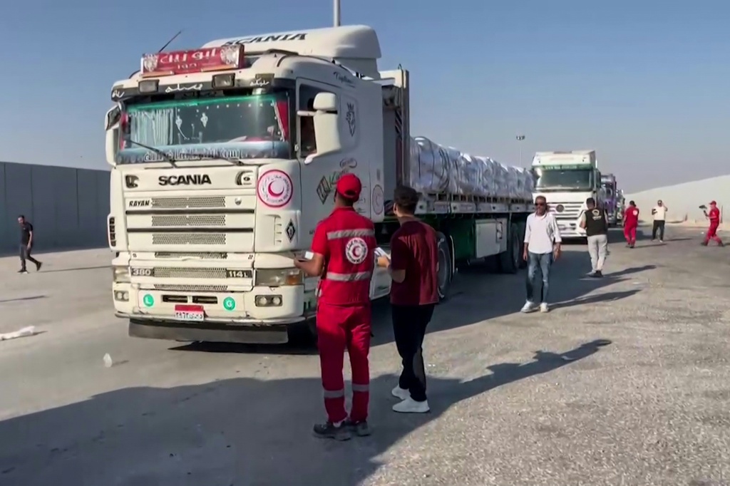 صورة مأخوذة من فيديو لوكالة فرانس برس يظهر شاحنات مساعدات على الجانب المصري لمعبر رفح تستعد للعبور إلى قطاع غزة في 27 تموز/يوليو 2025 (ا ف ب)