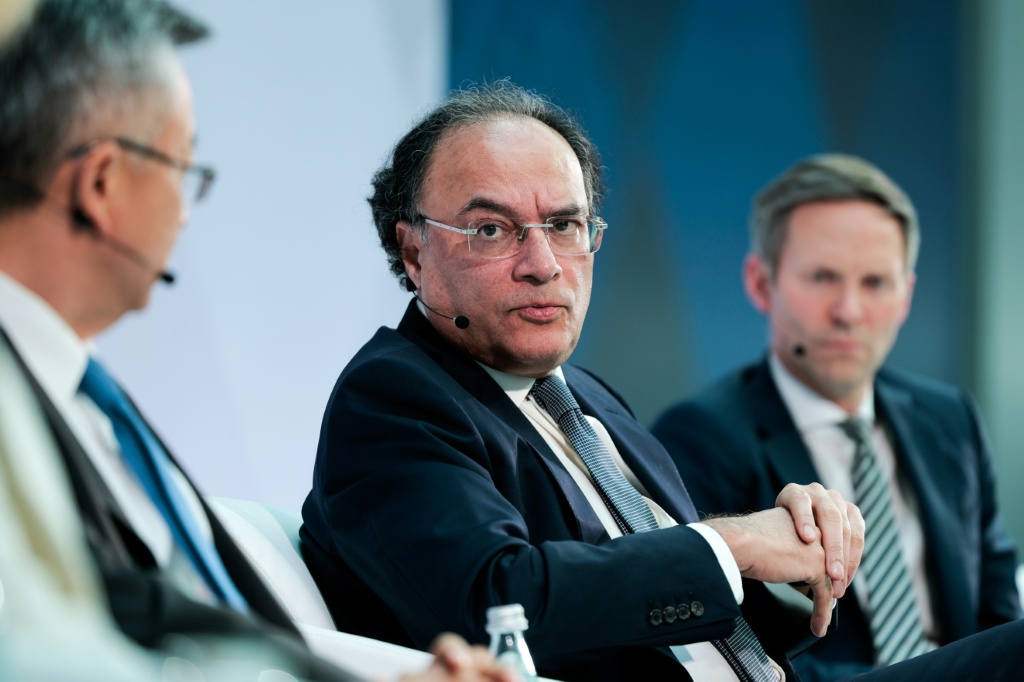 وزير المالية الباكستاني محمد أورنكزيب (وسط) في واشنطن بتاريخ 14 نيسان/أبريل 2026( ا ف ب)