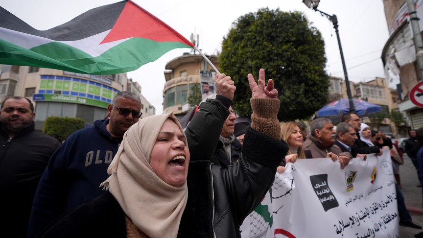 مسيرة حاشدة في رام الله تنديدًا بقانون إعدام الأسرى (الاناضول)