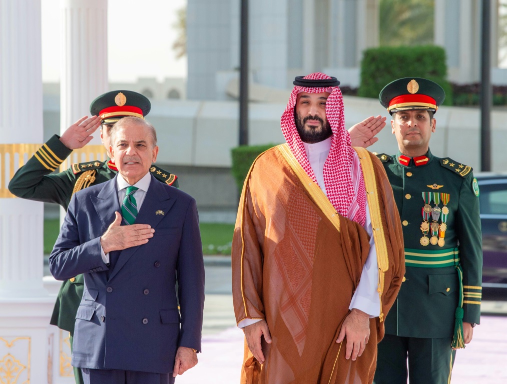 صورة نشرتها وكالة الأنباء السعودية (واس) في 17 أيلول/سبتمبر 2025 تُظهر ولي العهد السعودي الأمير محمد بن سلمان لدى ترحيبه برئيس الوزراء الباكستاني شهباز شريف قبل لقائهما في الرياض (ا ف ب)