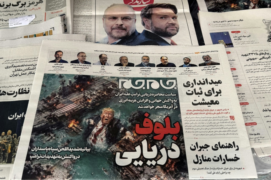 الصفحة الأول من صحيفة جام جام الإيرانية في احد أكشاك البيع في طهران في 13 نيسان/أبريل 2026 (ا ف ب)