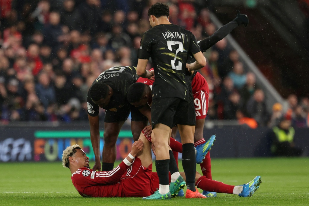 يطمئن اللاعبون على المهاجم الفرنسي لليفربول الإنكليزي أوغو إيكيتيكيه بعد سقوطه أرضا مصابا خلال مواجهة باريس سان جرمان الفرنسي ضمن إياب ربع نهائي دوري أبطال أوروبا لكرة القدم. ملعب أنفيلد، ليفربول، شمال غرب إنكلترا، في 14 نيسان/أبريل 2026. (ا ف ب)
