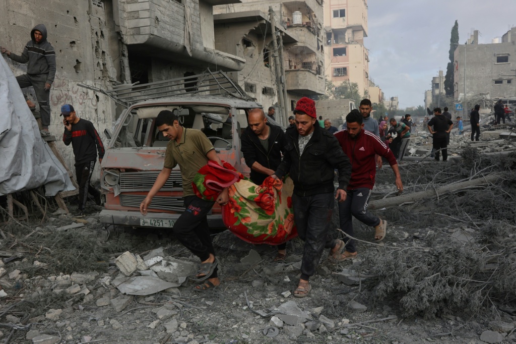 في وسط قطاع غزة، أصيب أربعة فلسطينيين، بينهم سيدة، جرّاء إطلاق آليات الاحتلال المتمركزة شرقي "مخيّم المغازي" النار صوب شارع "صلاح الدين" (ا ف ب)