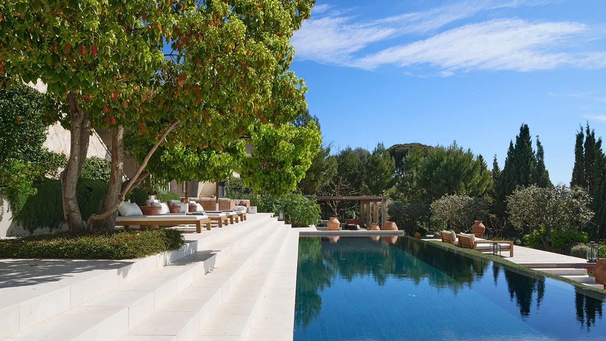مسبح فاخر في قصر كوت دازور - المصدر : C&ocirc;te d'Azur Sotheby's International Realty  