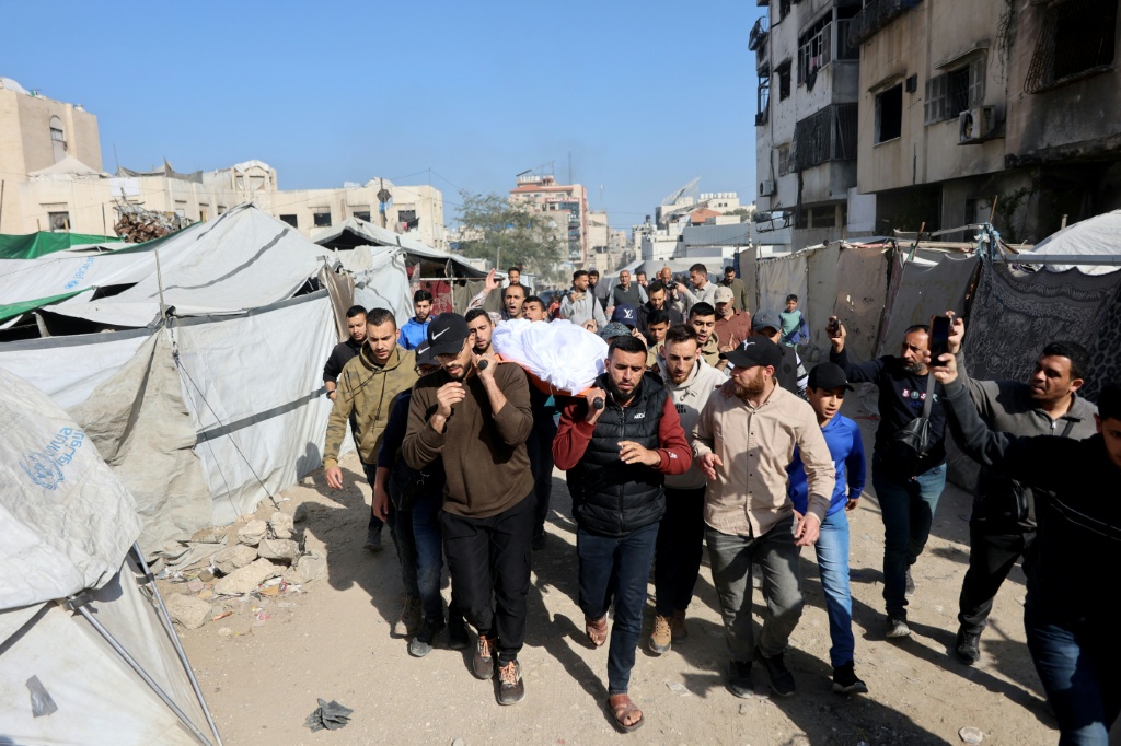 يشيعون فلسطينيا قتل في غارة اسرائيلية في مدينة غزة في 14 نيسان/ابريل 2026 (ا ف ب)