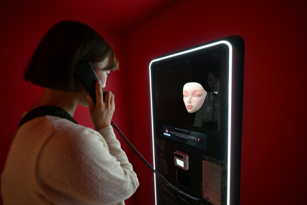 زائرة تتحادث مع عرّاف يعمل بالذكاء الاصطناعي في 15 نيسان/أبريل 2026 في سيول (ا ف ب)