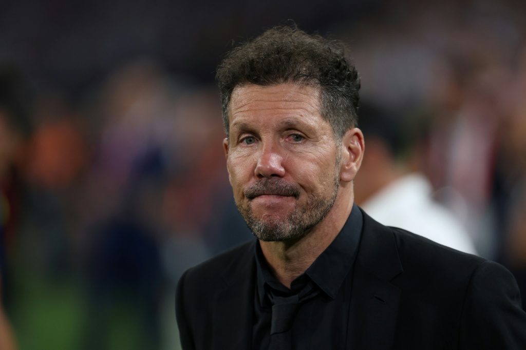 المدرب الارجنتيني لأتلتيكو مدريد دييغو سيميوني محبط في نهاية المباراة النهائية لكأس ملك إسبانيا لكرة عقب الخسارة بركلات الترجيح أمام ريال سوسييداد على ملعب لا كارتوخا في إشبيلية في 18 أبريل/نيسان 2026 (ا ف ب)