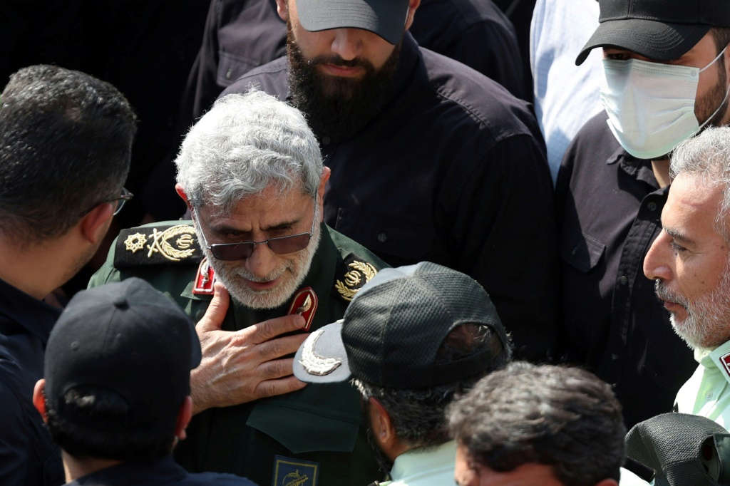قائد فيلق القدس في الحرس الثوري الإيراني إسماعيل قاآني خلال مجلس عزاء القيادي في الحرس عباس نيلفوروشان في طهران في 15 تشرين الأول/أكتوبر 2024 (ا ف ب)