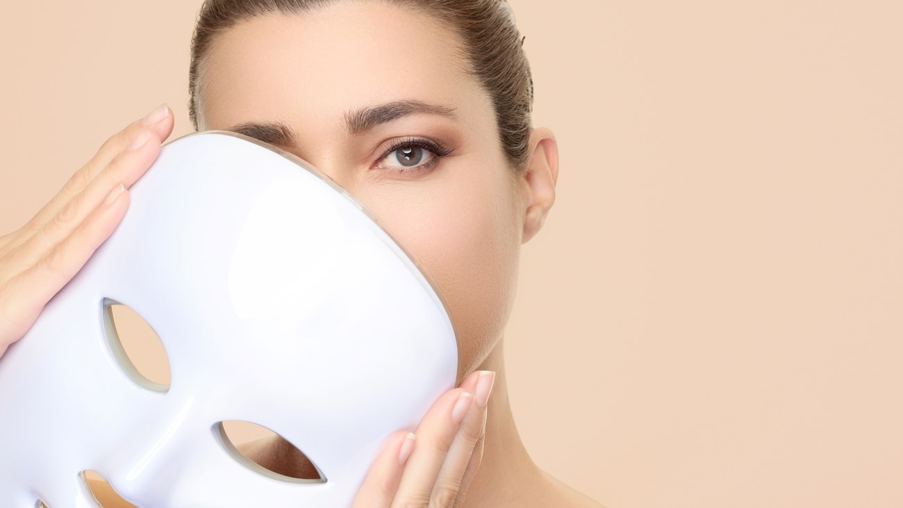 أقنعة (LED) للبشرة.. الادعاءات التجميلية تختلط بالوعود الطبية (زهرة الخليج)