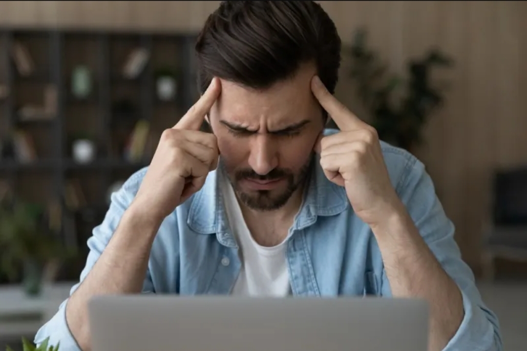 هل إغلاق العينين يُحسّن السمع؟ دراسة مُفاجئة تُقدّم الإجابة (الرجل)