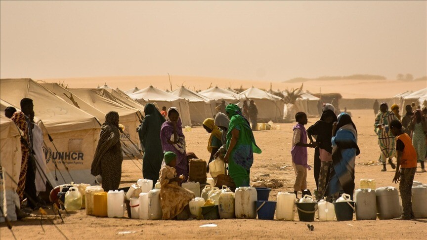 من أصل 18 ولاية في البلاد، تسيطر قوات "الدعم السريع" على ولايات دارفور الخمس غربا، باستثناء أجزاء من شمال دارفور ما تزال تحت سيطرة الجيش الذي يفرض نفوذه على معظم الولايات المتبقية، بما فيها العاصمة الخرطوم. (الاناضول)