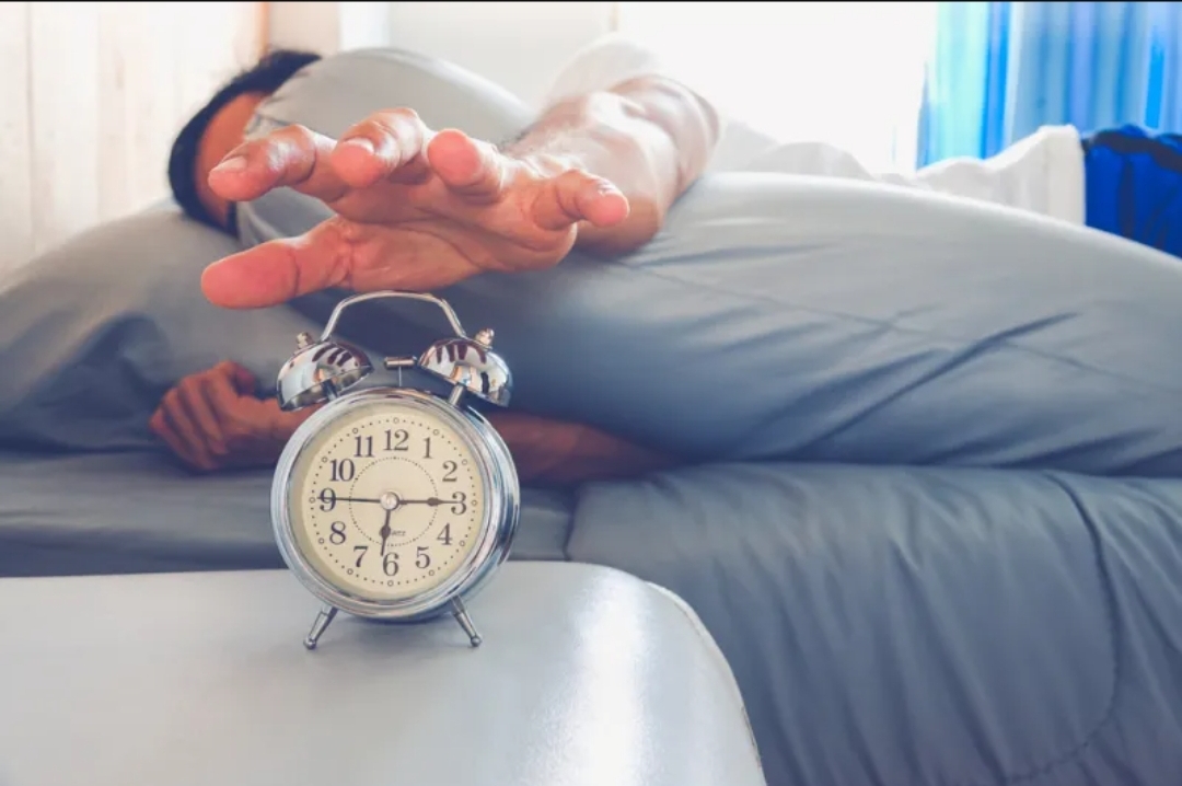 خطأ صباحي شائع قد يدمّر صحة ساقيك دون أن تشعر! (الرجل)
